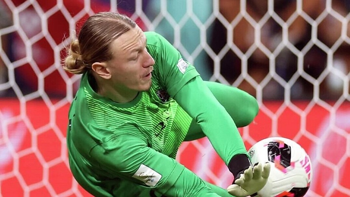 Сафонов отразил два пенальти со сломанной рукой, заявил Энрике