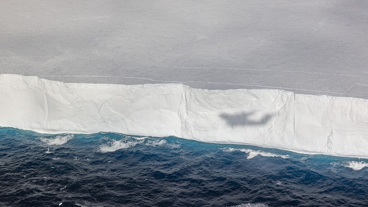 От крупнейшего в мире айсберга откололся большой кусок